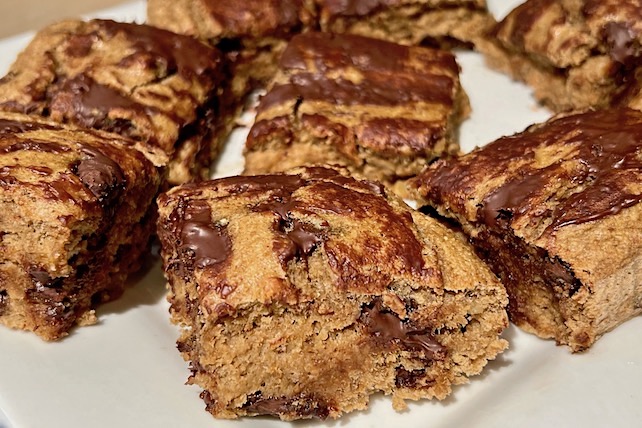 low-fat chocolate chip banana bars. allergy-friendly and vegan
