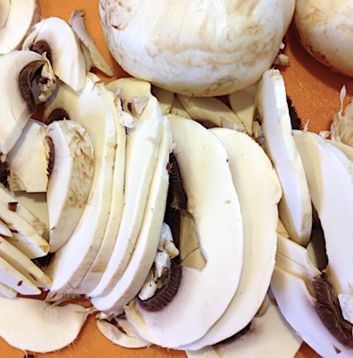 sliced mushrooms for chicken alfredo sauce