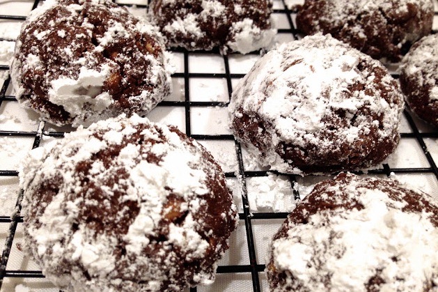GF and vegan chocolate cookies with powdered sugar