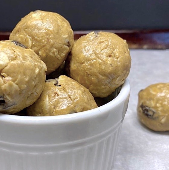 Energy balls that taste like an oatmeal and raisin cookie