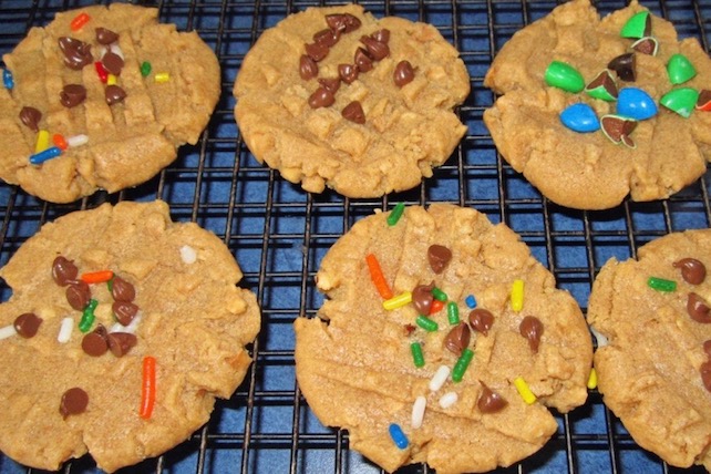 Gluten, dairy, and egg-free peanut butter cookies that uses 4 ingredienets