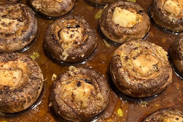easy garlic and butter mushroom appetizers with sheep cheese