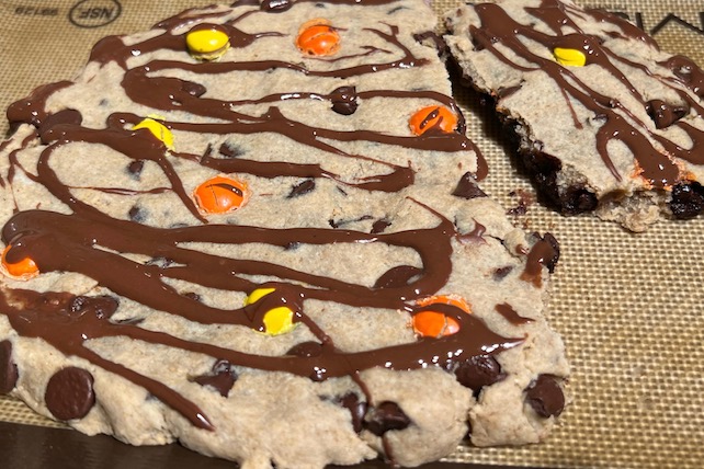 giant flourless chocoalte chip cookie with collagen
