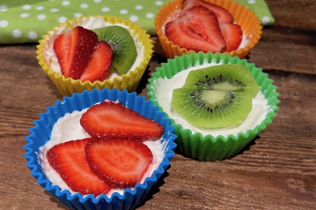 easy cheesecake cups with fresh fruit