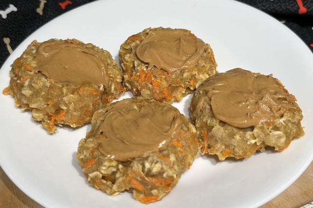 easy 30 minutes dog treats with oats, applesauce, and carrots