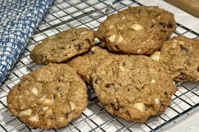 GF macadamina and chocolate chip cookies vegan